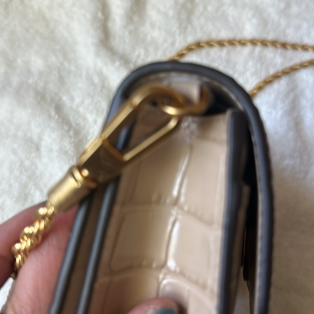 Tory Burch Beige Croc-Embossed Crossbody Bag with Gold Chain - Picture 4 of 15